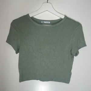 Kort topp - Kort topp från zara. Strl L. Men är som S. Använd max 3 gånger. 📷 Säg till om du vill ha fler bilder så fixar jag det. 💸 Vid snabb affär kan ja tänka mig att sänka priset. ✉️ Köparen står för frakten. 📍 Kan mötas upp i Tyresö.
