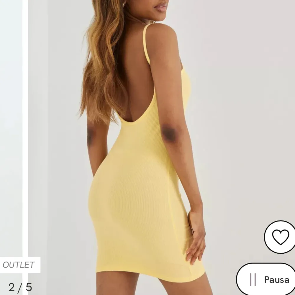 En ny klänning i en fin gul färg! Säljer då den tyvärr inte kommit till användning. Den är endast testad 🥰. Klänningar.