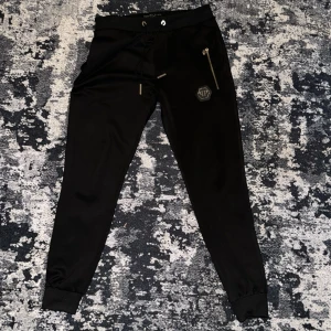 PHILIPP PLEIN Byxor - Ett par Sköna PP byxor som har använts två gånger. Den storleken M med allt plus Den passar just perfekt till sommaren