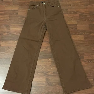 Jeans - Sköna och stretchiga jeans, köpta på H&M för något år sedan! Säljer då de inte är min stil längre. Passar jättebra i längden för mig som är 165!