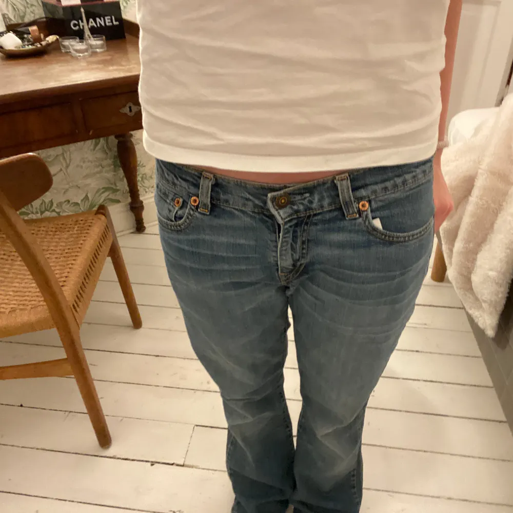 Sååå snygga och perfekt jeans som är Low waist och bootcut från Levis , perfekta nu till sommaren ,midjemått 78cm och innebenslångd är 75 cm 💖. Jeans & Byxor.
