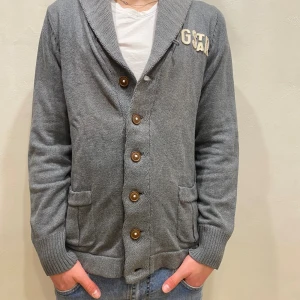 Kofta G-Star - Kofta G-Star Modell: 184cm & väger 84kg Skick: allmänt använd  Färg: Grå Material: bomull