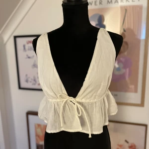 Topp bikbok - Topp från Bikbok strl S. Går att justera i fram som man vill. Fint skick!!