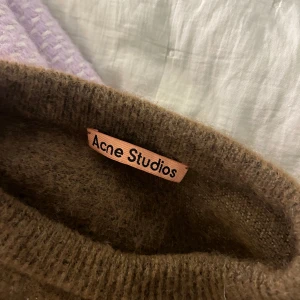 Acne studios  - Stickad Acne studios brun  Använd 2 gånger  Storlek s men passar Xs-m  Se material på lapp  Nypris 3000+ 