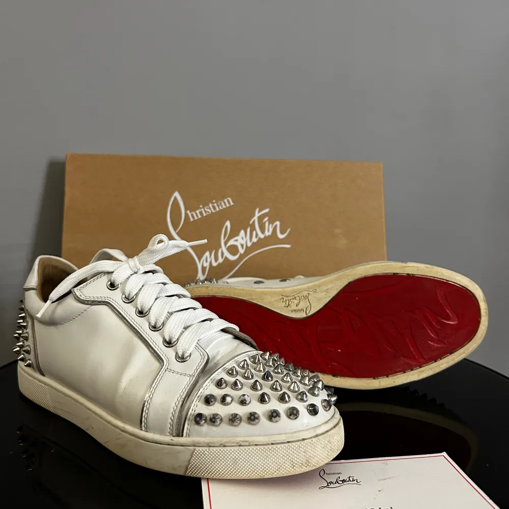 Christian Louboutins dam storlek 39. Låda, dustbag, kvitto och ektighets bevis följer med. Skriv för fler bilder då de finns lite små defekter. Köp direkt för 4500 eller kom med prisförslag.. Skor.