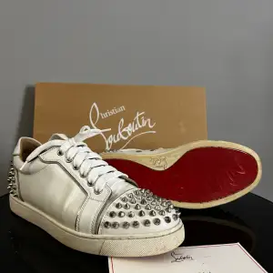 Christian Louboutins dam storlek 39. Låda, dustbag, kvitto och ektighets bevis följer med. Skriv för fler bilder då de finns lite små defekter. Köp direkt för 4500 eller kom med prisförslag.