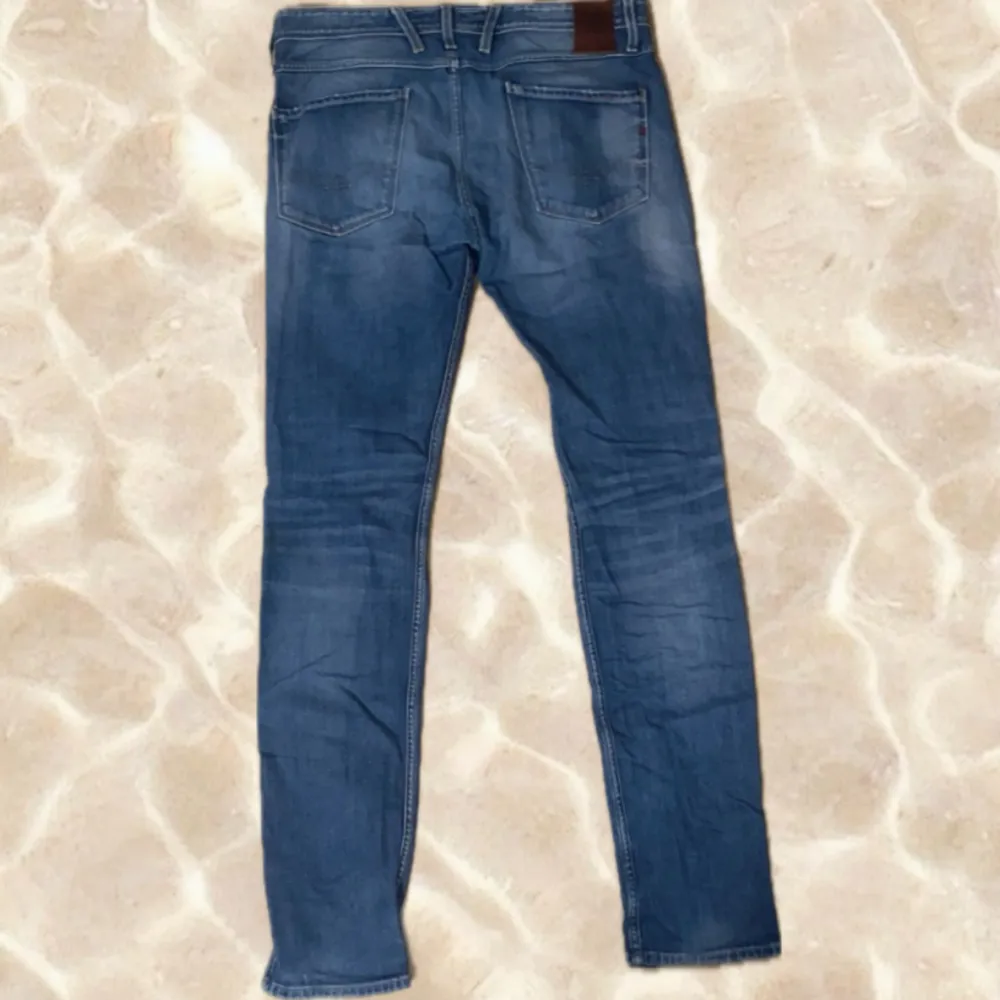 Replay Anbass jeans, säljer för en billig peng 💵 . Det är nån brun fläck vid ena benet man knappt ser. Går säkert bort i tvätten. Vid minsta lilla är det bara o skriva i pm. Jeans & Byxor.