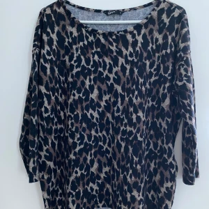 Tröja leopard strl XS - Säljes i. Finns noppor på den, se sista bilden.