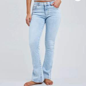 säljer dessa low waist blåa jeans pga kommer ej till användning. skriv pm för fler bilder💕🫶