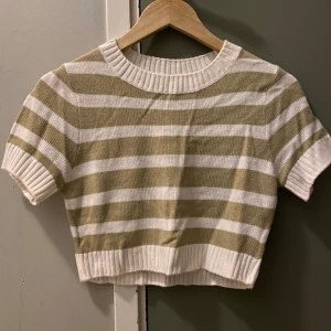 Stickad t-shirt - Stickad randig t-shirt från hm. Helt oanvänd och lite kortare i modellen.