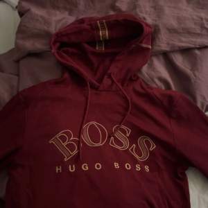 Säljer denna sällsynta Hugo boss hoodien är väldigt svår att få tag på. Bra i skick och pris kan diskuteras 