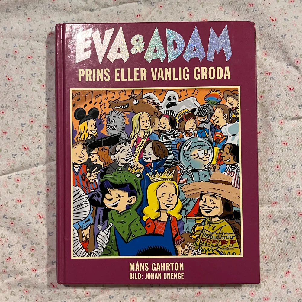 En bok om Eva och Adam. Boken har många fina bilder och passar för yngre barn i åldrarna 7-12. Boken är i bra skick, det är bara en liten hälsning i början av boken.. Övrigt.