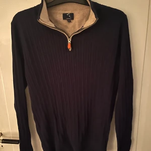 Giovanni halv zip tröja - Storlek M Skick: 9/10 då jag använt den väldigt få gånger Nypris 1000 Pris kan diskuteras vid snabb affär, hör av er om behov av mer bilder
