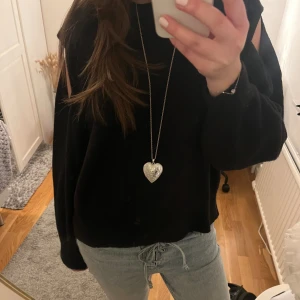 Stickad tröja med öppna axlar  - ENDAST INTRESSEKOLL!!! Funderar på att sälja denna super snygga tröjan men är inte helt säker så skriv om ni är intresserade och isåfall hur mycket ni kan tänka för att köpa💓💓💓