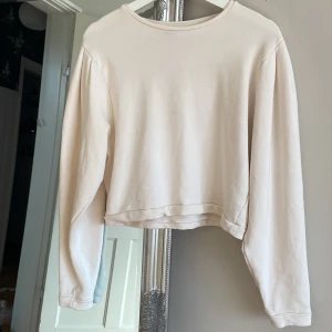 Vit fräsch tröja✨ - Aldrig använd, från Lindex, stl S Lite volang, ”hoodie material”🤍