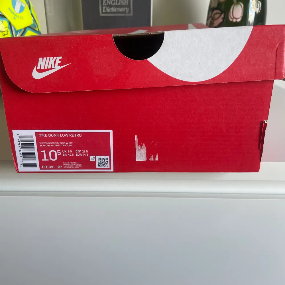 Hej! Säljer mina Nike dunk low unc pågrund av att jag inte använder de längre. Dem är använda men forfarande i bra skick. Skorna är i stl 44.5 och är tts. De kommer i original box. . Skor.