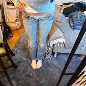 Jätte snygga ljusblå lågmidjade jeans från Levis . De är små i både midjan och längden och jag är runt 170 och storlek 26-28 i jeans. De är snygga och är i superbra kvalite!❤️ 36 i midjan och 71 i benen