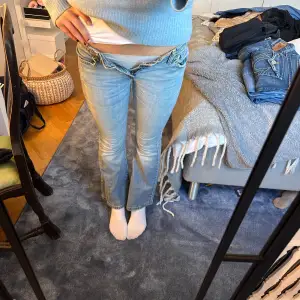 Jätte snygga ljusblå lågmidjade jeans från Levis . De är små i både midjan och längden och jag är runt 170 och storlek 26-28 i jeans. De är snygga och är i superbra kvalite!❤️