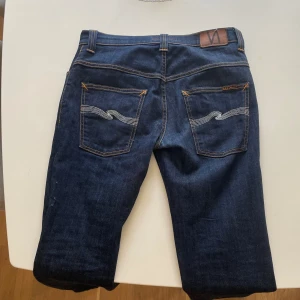 Nudie jeans - Tjena, säljer mina nudie jeans som är i helt nytt skick. Riktigt najs tryck på bakfickorna, passar perfekt till grisch outfits m.m nypris 1500 mitt pris 449