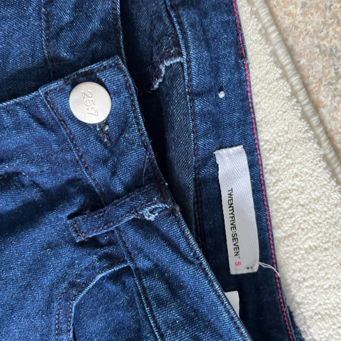 25-7 jeans låg midja strl S - 90