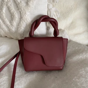 Atp väska  - Säljer denna jätte fina vin röda atp väskan, dust bag medföljer, och band, har fler bilder ifall de behövs 🫶🏻 inges skador eller repor på väskan! Köptes på deras hemsida för 3900 kr! Väskan är så fin, perfekt, rymlig och slutsåld/ säljs inte längre❤️ 