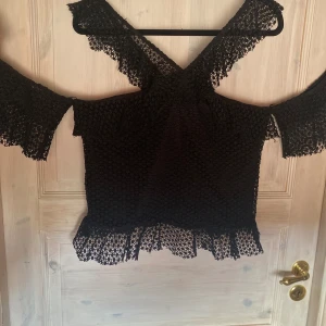 Svart blus  - Svart blus med fina detaljer 