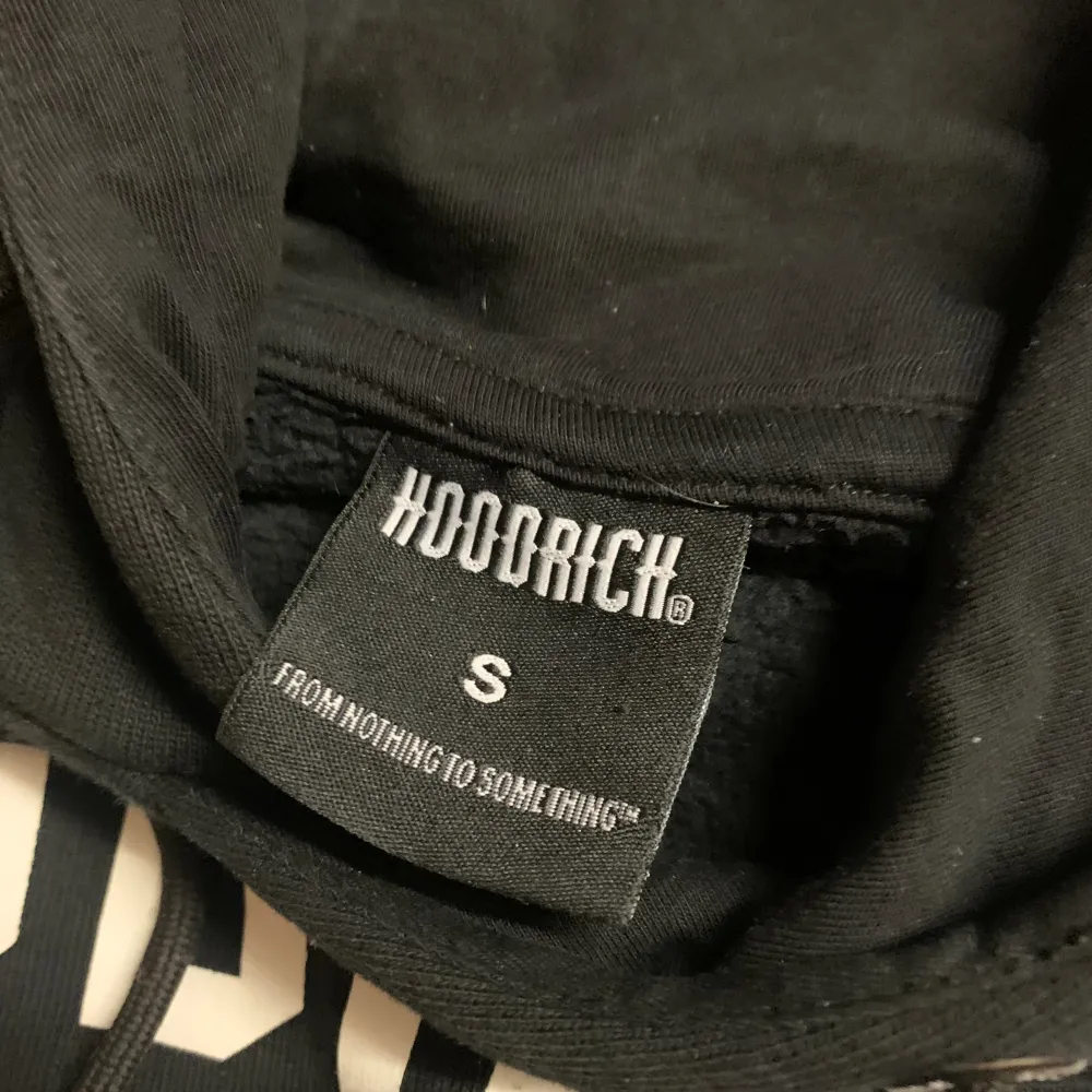 Hoodrich hoodie i storlek S  Inga skador  Säljes pga används inte längre Skriv för mer information om tröjan eller mer bilder . Hoodies.