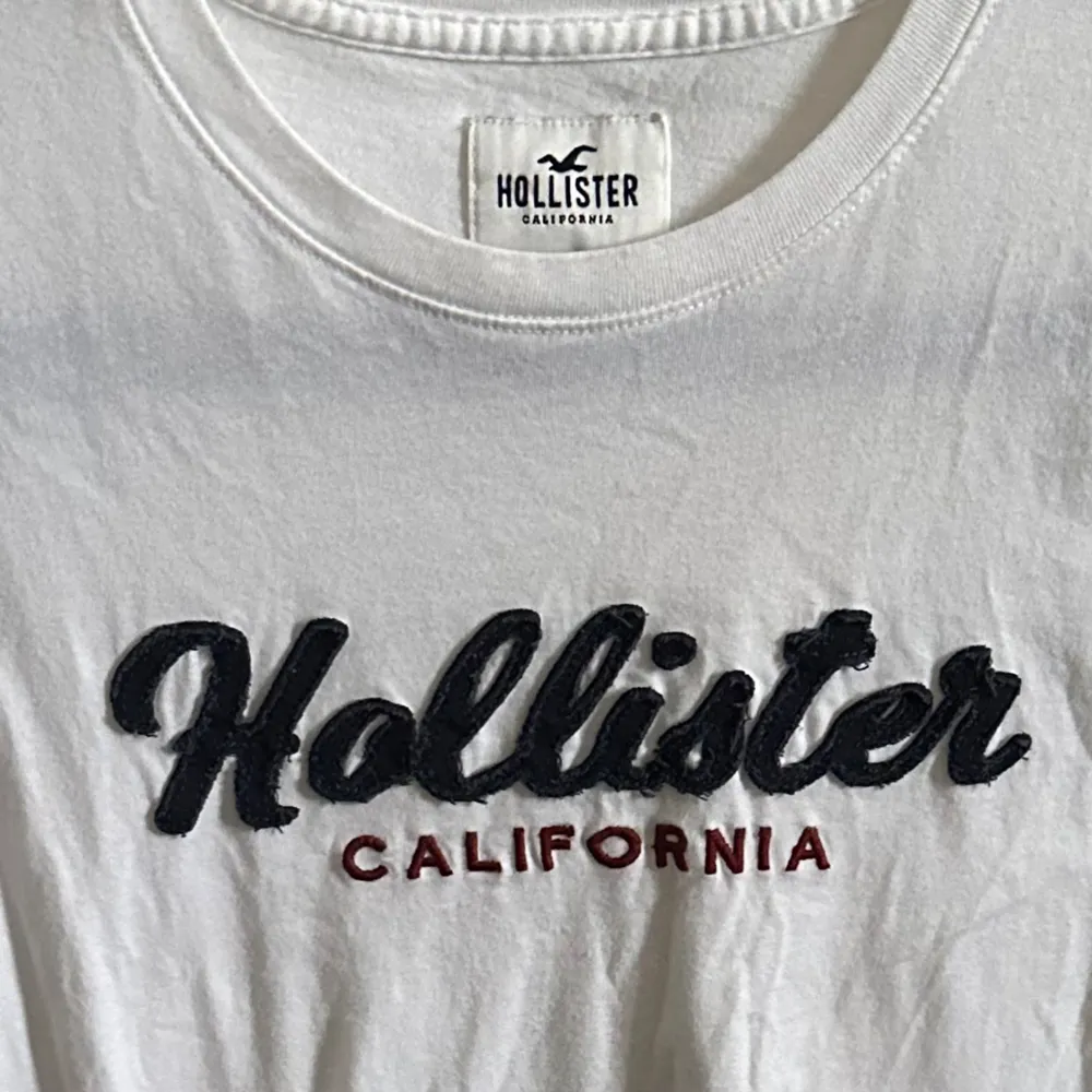 Enkel och snygg T-shirt som brukar passa till allt.  Från Hollister i strl XS, använts få gånger ✨ . T-shirts.