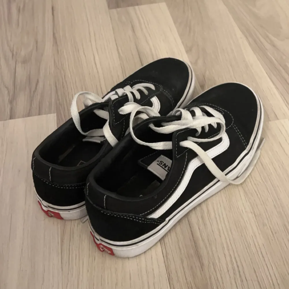 Vans i storlek 38. Mycket bra skick. Säljer då de inte kommer till användning☺️. Skor.