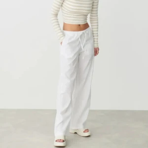 Linnebyxor  - Linnebyxor från gina tricot, använd endast två gånger och de är helt slutsålda på ginas hemsida!  Säljer de då de inte kommer till användning💕