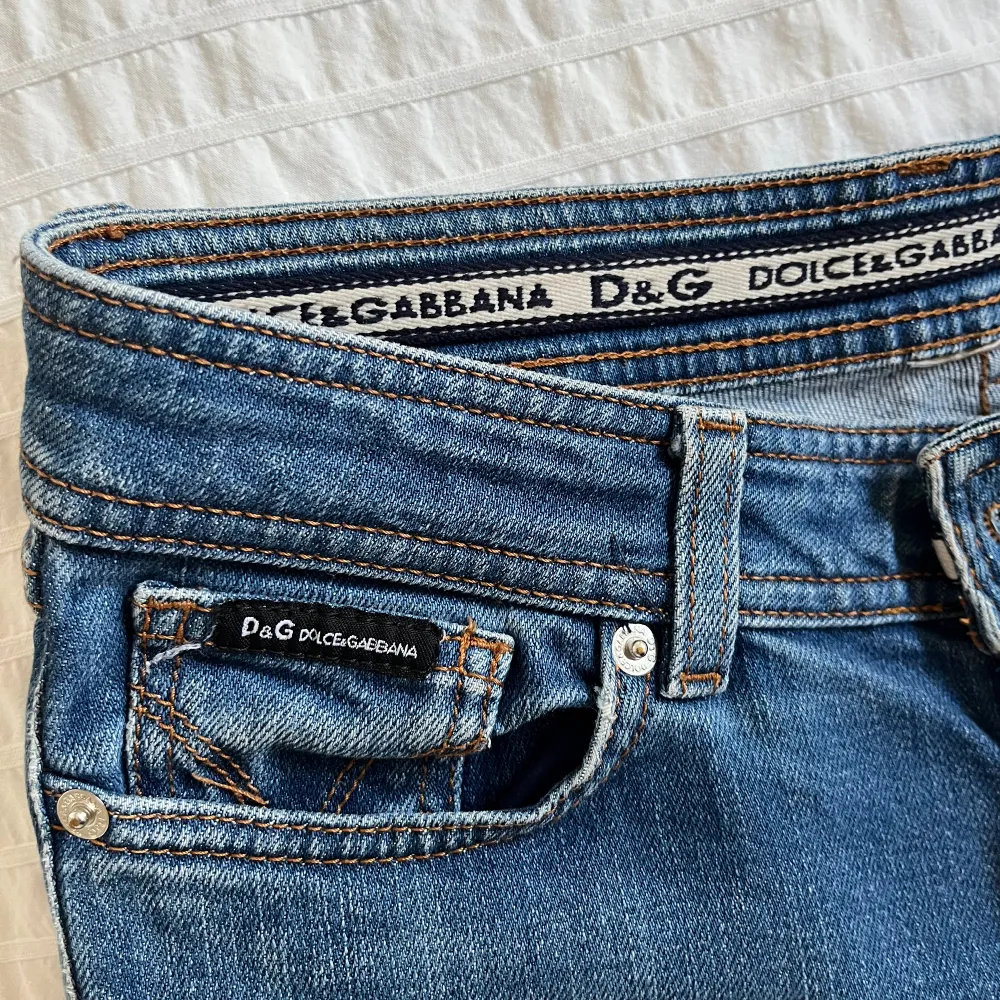 Lågmidjade jeans från Dolce&Gabbana. Dom är utsvängda i modellen, Innerbenslängden är 72 cm, midjemåttet är 36 cm rakt över💞 Jättefint skick!! . Jeans & Byxor.