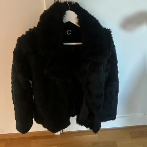 Pälsjacka  - Snygg jacka som ej kommer till användning💗