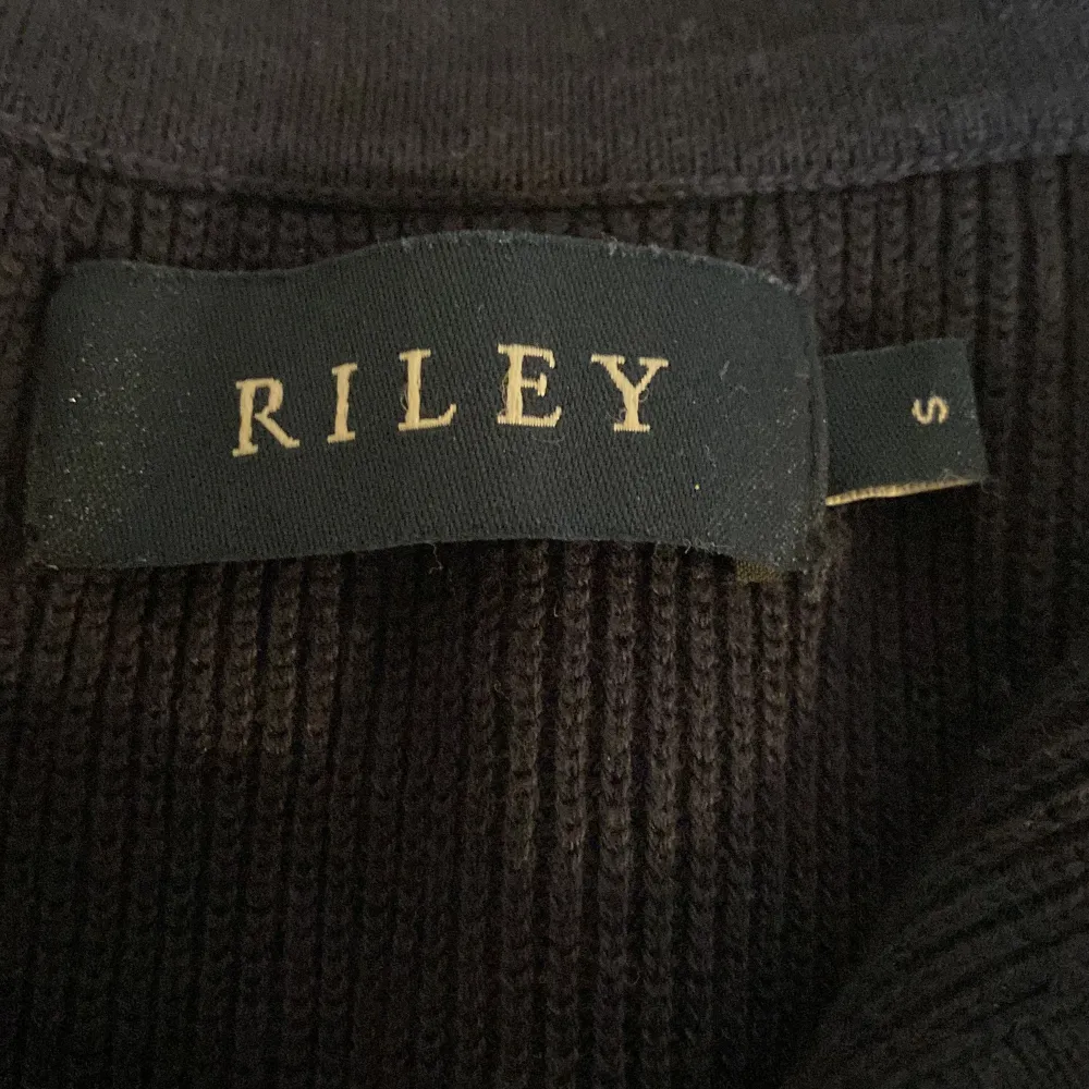 Väldigt snygg tröja från Riley. Säljer den eftersom den inte kommer till användning. Skick 10/10 endast använd två gånger och inga fläckar eller hål.. Tröjor & Koftor.