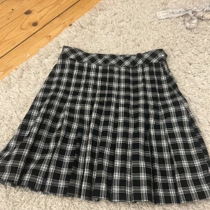 Old School kjol - Säljer denna helt nya fina kjolen! Den går även att spänna in