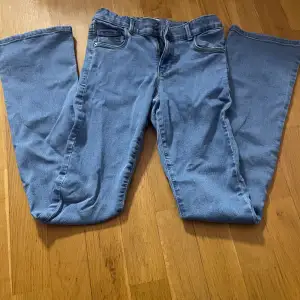 Mid waist flare jeans i skönt material💆🏼‍♀️  Bra skick🫶🏼