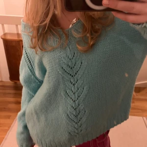 Turkos stickad tröja💙 - Sååå skön och snygg🩵färgen är som andra bilden! Den är sjukt fin oversized