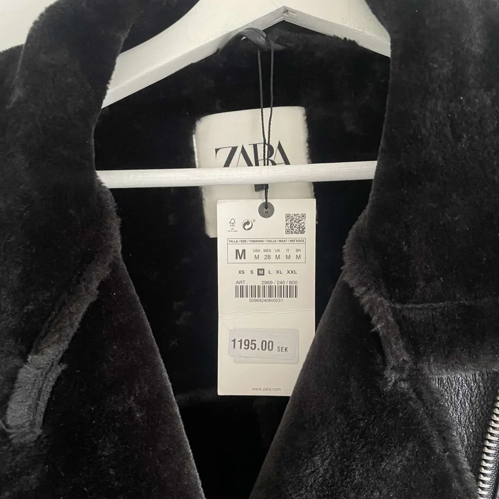 Säljer min jacka köpt från Zara för 1195 kr, säljer för 499 kr. Aldrig använt och prislappen är fortfarande kvar. Den är i bra skick! 💕. Jackor.