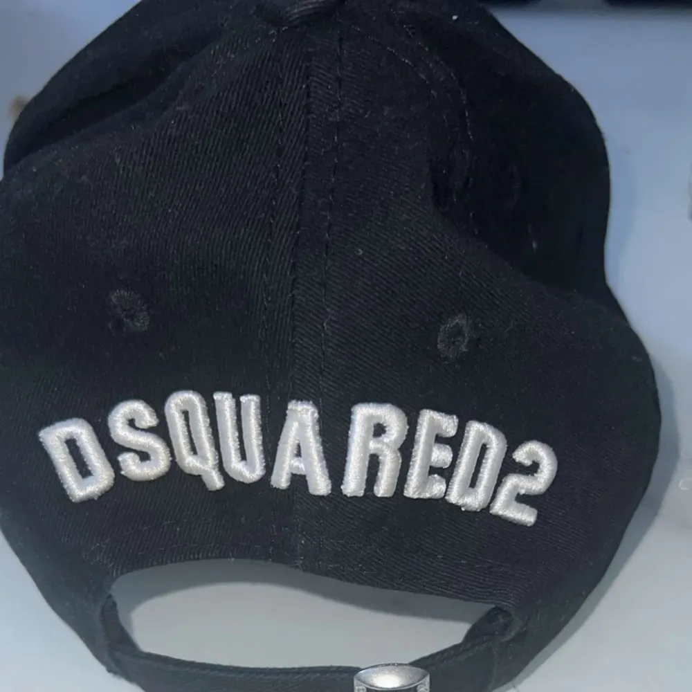 Den hära DSQUARED2 kepsen är i bra skick 7/10 lite använd. Jag vill bara bli av med den. Kan diskuteras om pris. Kan byta plagg ochså. Accessoarer.