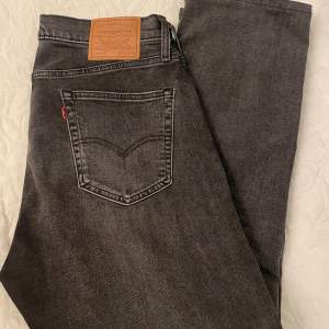 Nästan helt nya gråa Levis 514 Jeans i storlek 33-30. Nypris och köpta för 1319 kr men säljer de för 900 kr.