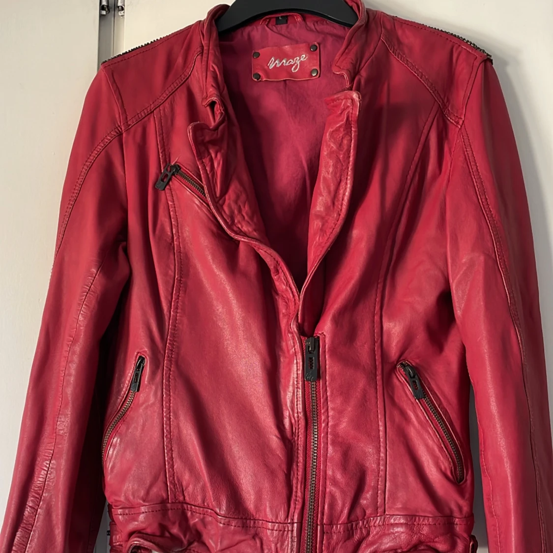 Röd skinnjacka