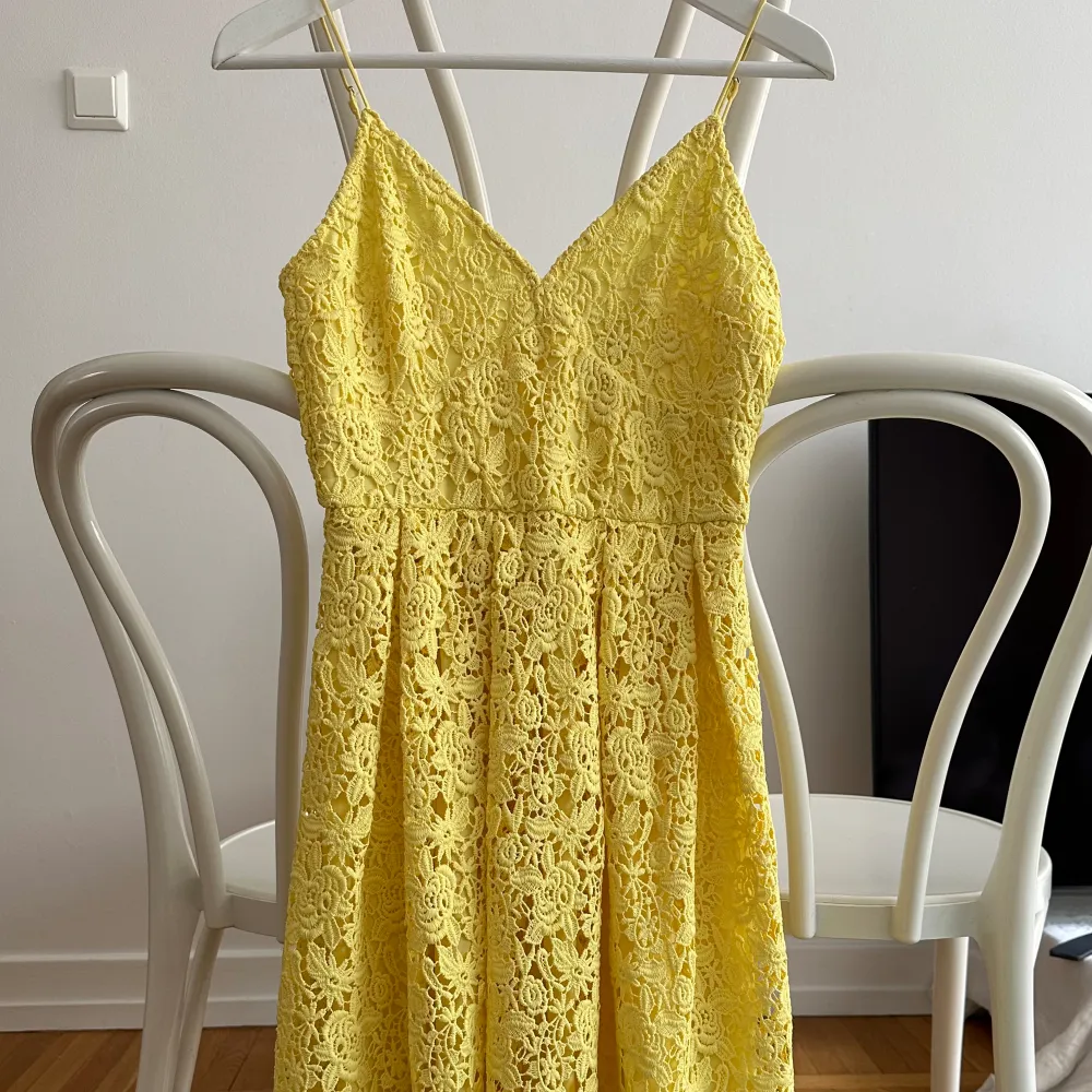 Så vacker gul spetsklänning från H&M. Perfekt till sommarens fester eller bröllop. Använd vid ett tillfälle och handtvättad därefter. Hittar inget att anmärka på i skicket. Storlek 34. Underklänning är fastsydd i. Inköpt för 999 kr för några år sedan. Klänningar.