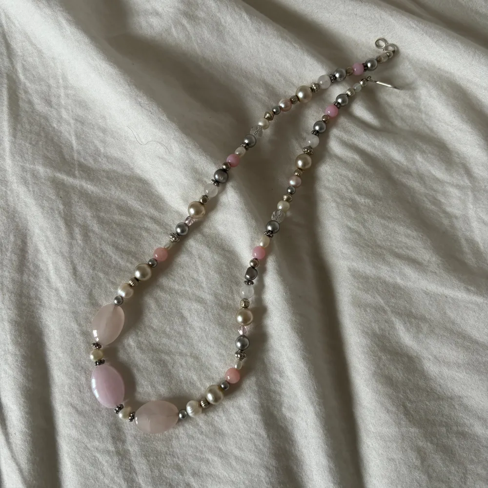 Fint rosa halsband med pärlor, lite slitet på vissa av pärlorna men inte så att man märker!. Accessoarer.