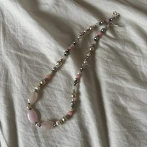 Fint rosa halsband med pärlor, lite slitet på vissa av pärlorna men inte så att man märker!