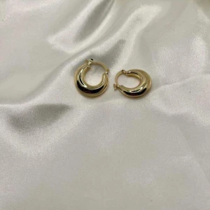 Guld örhängen  - Material: rostfritt stål samt 18 k guldpläterad 