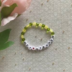 Taylor Swift Armband Hey Stephen - ⭐️ Elastisk tråd, ca 15 cm innerkrets, kan göra nytt efter din storlek ⭐️    ⭐️ Extrapris om du köper fler än 2, skriv till mig innan köp för samfrakt ⭐️     ⭐️Kan även göra beställningar!⭐️