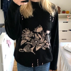 Stickad tröja - En stickad tröja som jag tyvär inte vet vart den är i från då lapparna är bortklippta. Passar mig som har strl s/xs. Köpare står för frakt men kan även mötas i Stockholm 