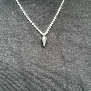 Nithalsband - Ett jättecoolt halband med en nit på i väldigt bra skick då den aldrig är använd!❤️❤️ Den är även justerbar