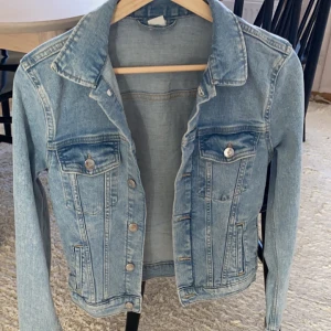 Jeans jacka 💙 - Jättefin jeans jacka som inte andvänts på länge! Jackan har inga defekter 💗 tveka inte vid frågor 😇❤️