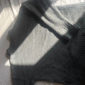 Grå stickad tröja  - Grå stickad tröja