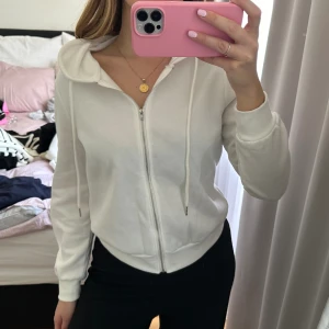 Hoodie - Vit hoodie. Storlek XS. 70 kr.